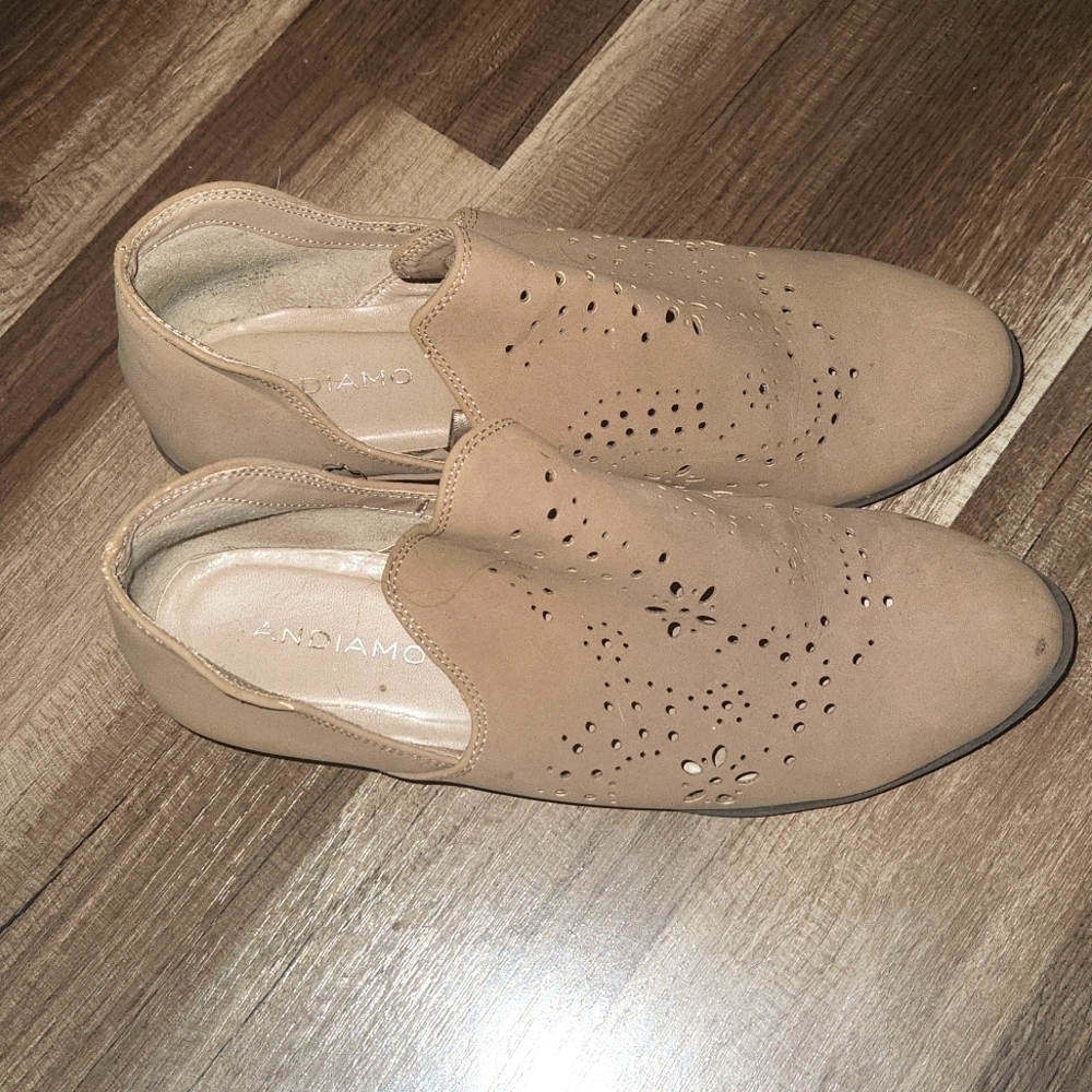 ANDIAMO Tan Perforated Leather Slip Ons Sz 10 Excellent Condition